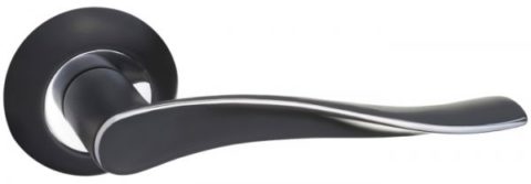 Дверная ручка RENZ на круглой розетке "Модена" DH 427-08 B/CP черный хром