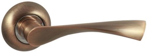 Дверная ручка Vantage V23 на круглой розетке AC медь