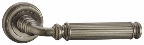 Дверная ручка Vantage V33 на круглой розетке AS состаренное серебро