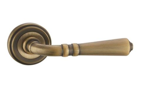 Дверная ручка Vantage V18 на круглой розетке MAB матовая бронза